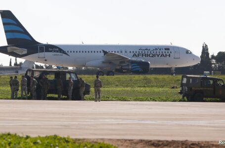 الشرطة المالطية ترحّل أحد خاطفي طائرة الخطوط الأفريقية إلى ليبيـا بعد 8 سنوات من السجن