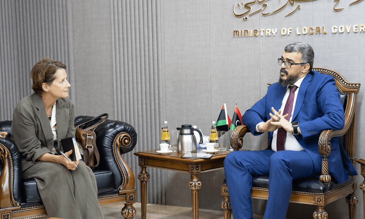 وزير الحكم المحلي يؤكد ضرورة دعم منظمة الهجرة الدولية للنازحين السودانيين في الكفرة